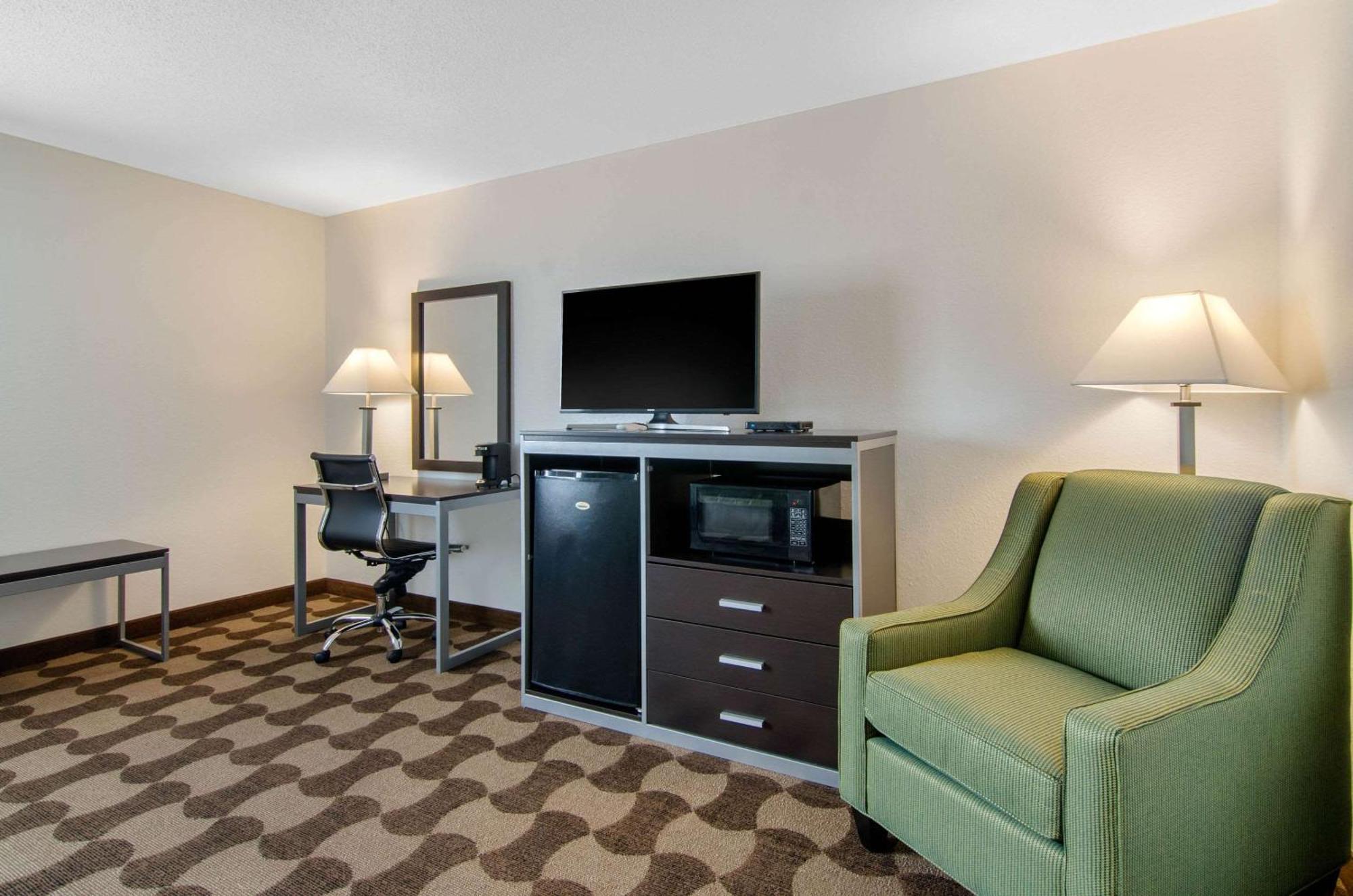 Quality Inn Russell Bagian luar foto